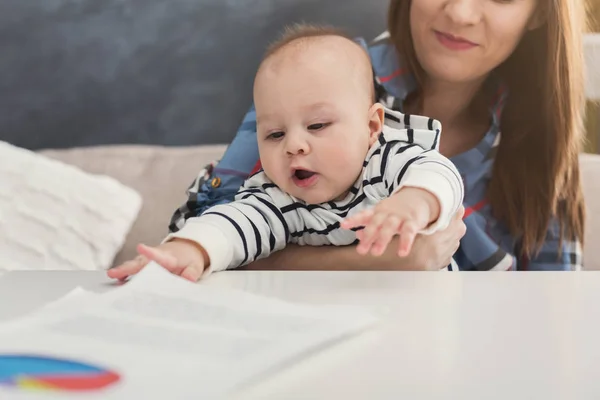 Jonge moeder werken en tijd doorbrengen met baby — Stockfoto