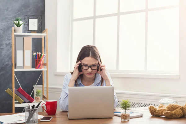 Jeune mère travaillant au bureau à domicile — Photo