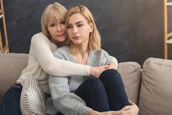 Madre e hija adultas juntas en casa — Foto de Stock