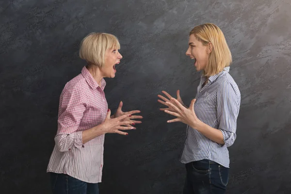 Angry adult woman and daughter shouting on each other — Stock Photo, Image