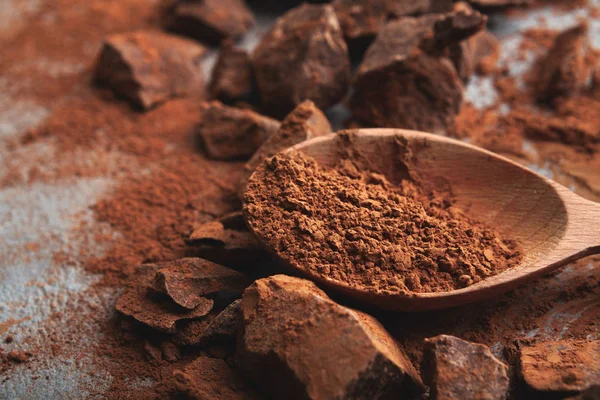 Krossad choklad bitar och kakao på grå bakgrund — Stockfoto