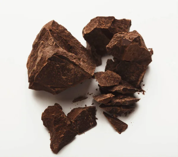 Montón de trozos de chocolate aislados en blanco — Foto de Stock
