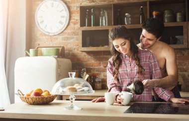 Koca karısına mutfakta kahve yağıyor