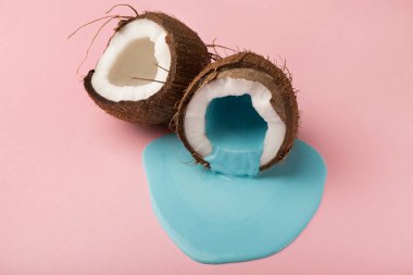 Mavi boya, pembe arka plan--dan Hindistan cevizi doluyor