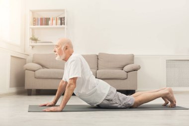 Komuta sizde eğitim yoga Kobra poz kapalı