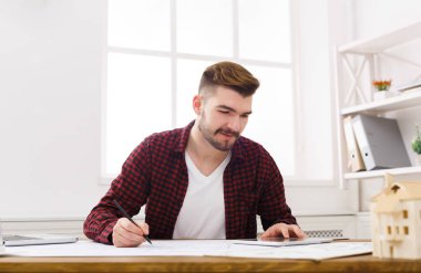 Genç mimar ofis planları ile çalışma