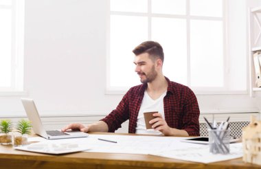 Genç mimar ofis planları ile çalışma