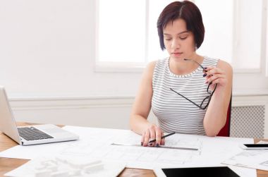 Genç mimar ofis planları ile çalışma