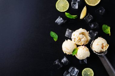 Siyah arka plan üzerine buzlu dondurma kaşık toz