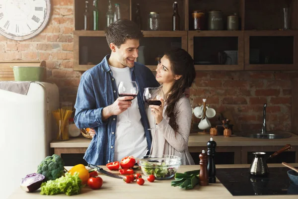 Šťastný pár, společné vaření zdravé výživy — Stock fotografie