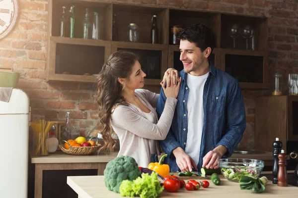 Feliz pareja cocinar la cena juntos —  Fotos de Stock