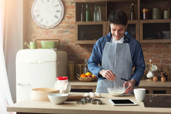 Feliz joven horneando en la cocina loft — Foto de Stock