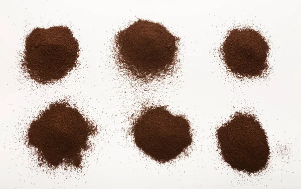 Купи коричневого меленого кавових зерен ізольовані на білому — стокове фото