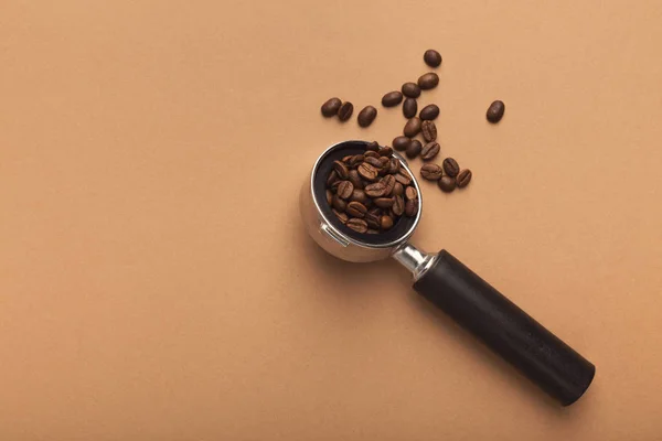 ที่วางเครื่องชงกาแฟพร้อมถั่วคั่ว — ภาพถ่ายสต็อก