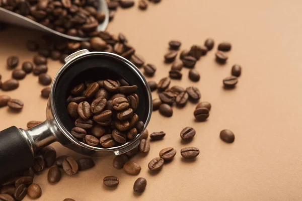 Suporte de máquina de café com grãos torrados moídos — Fotografia de Stock