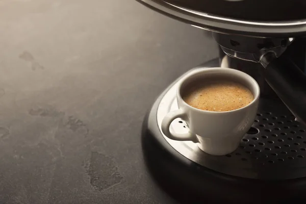 Brewing coffee in professional machine, closeup — Stock Photo, Image