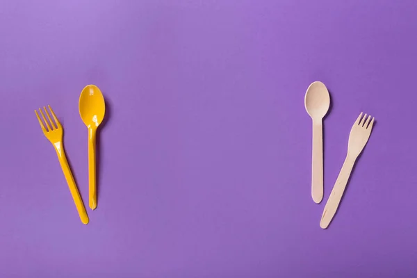 Environmentally friendly wooden cutlery vs plastic soon and fork — Stock Photo, Image