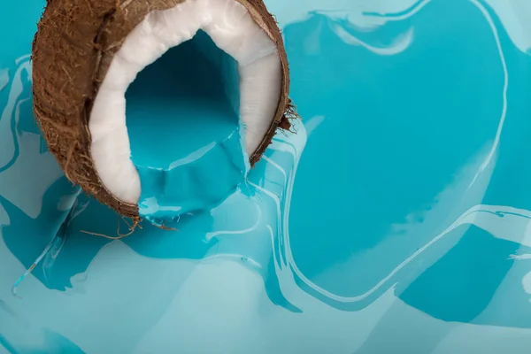 블루 페인트 코코넛, 창작 배경에서 실행 — 스톡 사진