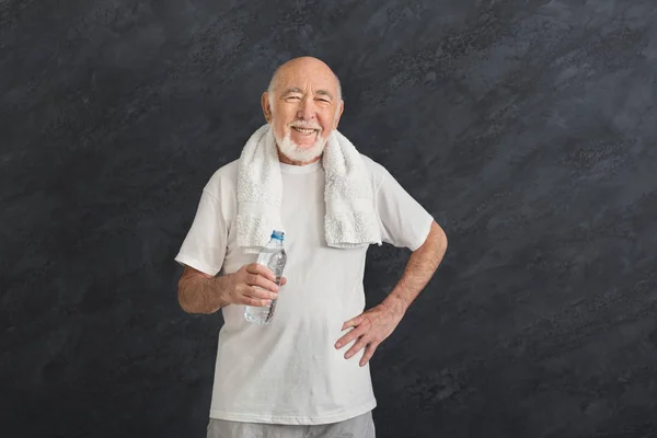Uomo anziano assetato bere acqua dalla bottiglia — Foto Stock