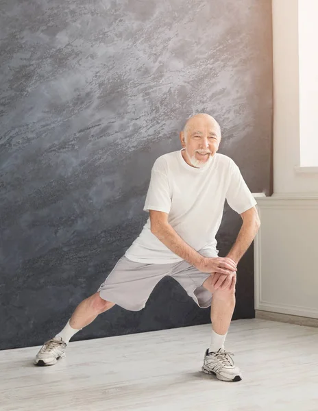 Senior Mann Warmup Stretchtraining drinnen — Stockfoto