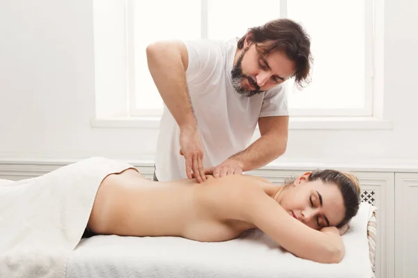 Mannelijke masseur doen professionele lichaamsmassage — Stockfoto