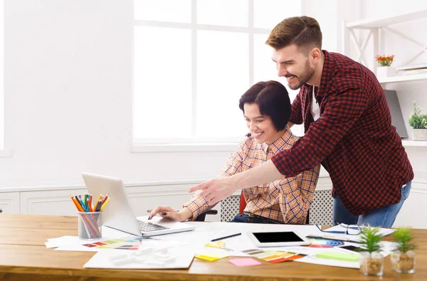 İki arkadaşları mimari proje tartışıyor