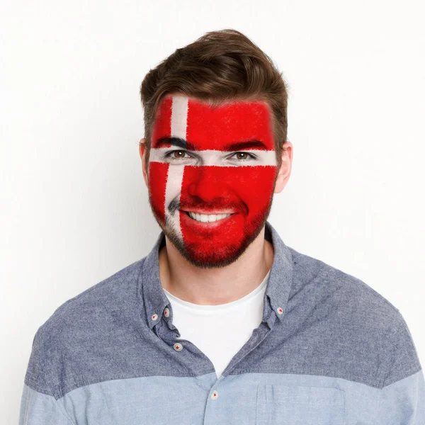 デンマーク国旗を持つ若い男が彼の顔に描かれました。 — ストック写真