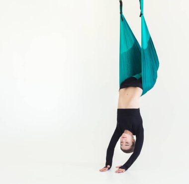 Beyaz arka plan üzerinde sinek yoga uygulamak kadın