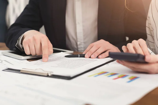 Collega's het controleren van documenten en het gebruik van de rekenmachine — Stockfoto