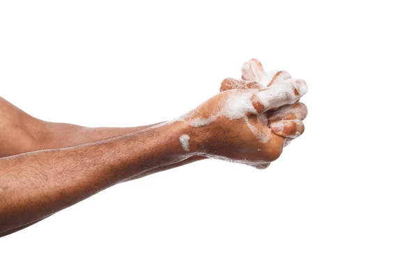 Homme noir se laver les mains isolé sur fond blanc — Photo