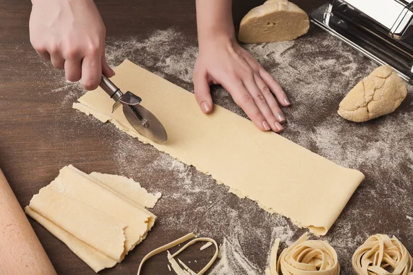 Chef con cortador de ruedas en la preparación de pasta —  Fotos de Stock