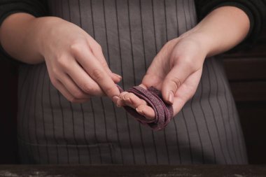 Kadın yapımı tagliatelle yuva mutfak masasında