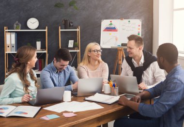 Genç takım projesinde modern ofis tartışıyor