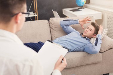 Koltukta yalan ve doktorla konuşurken üzgün adam