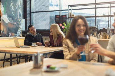 Kafede kahve içme mutlu genç Çift