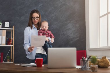 Çalışma ve bebek ile vakit genç anne