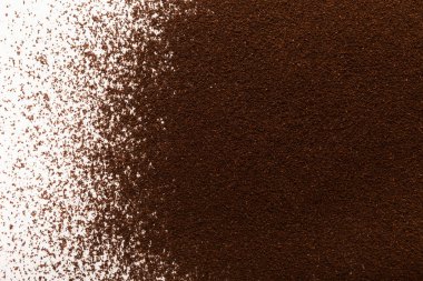 Beyaz arka plan üzerinde izole zemin kahve kazık