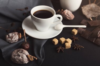 Kahve fincanı ve tatlılar vintage ahşap tablo