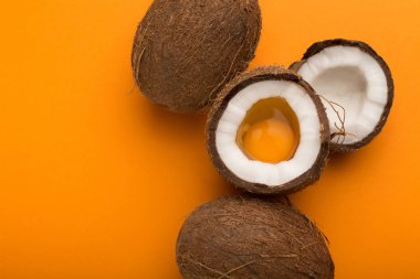 Hindistan cevizi içinde sarısı sarı arka plan, yarım yumurta