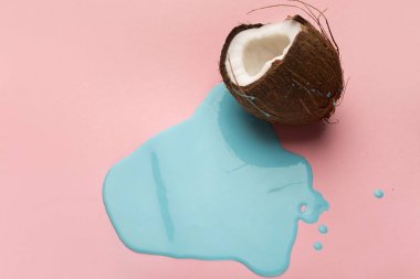 Mavi boya, pembe arka plan--dan Hindistan cevizi doluyor