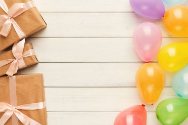 Doğum günü parti şapkaları ve mevcut kutusu arka plan