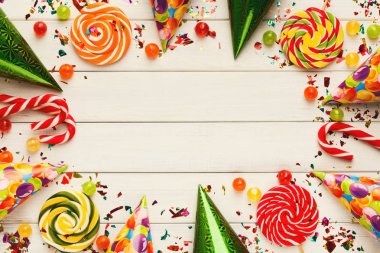 Beyaz rustik ahşap, doğum günü arka planda, en iyi renkli balonlar
