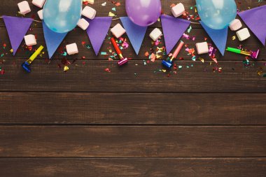 Ahşap arka plan üzerinde renkli bayraklar garland