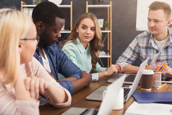 Equipo joven discutiendo proyecto en oficina moderna — Foto de Stock