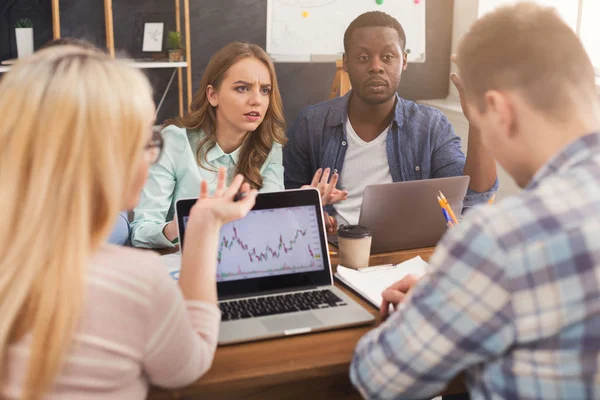 Equipo empresarial discutiendo los resultados de su trabajo —  Fotos de Stock