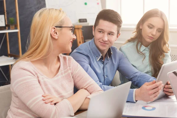 Programadores que trabajan en la empresa de desarrollo de software — Foto de Stock