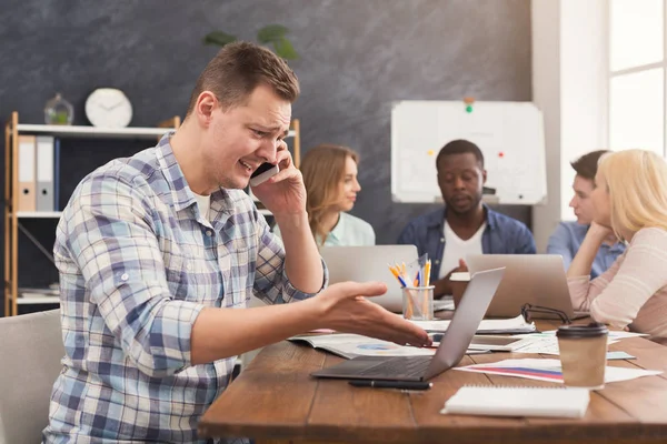 Equipo empresarial discutiendo los resultados de su trabajo — Foto de Stock