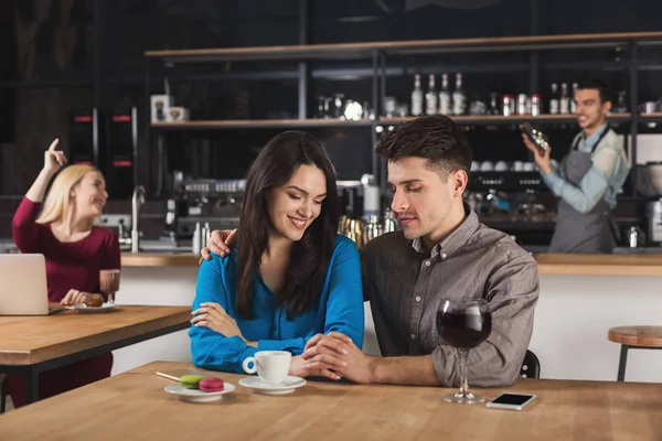 Feliz joven pareja tomando café en la cafetería — Foto de Stock