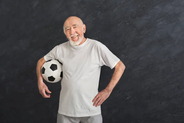 Hombre mayor con pelota de fútbol mostrando el pulgar hacia arriba — Foto de Stock