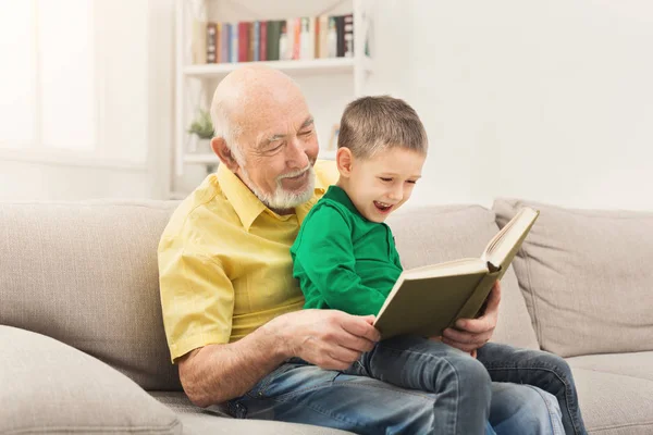 Senior man lezen boek voor zijn kleinkind — Stockfoto